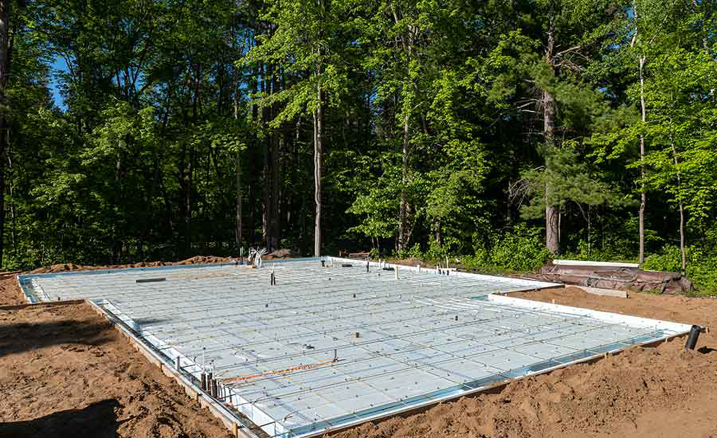Betonalap szigetelése injektálással és kenhető vízszigeteléssel egy új építésű ház alapzatánál